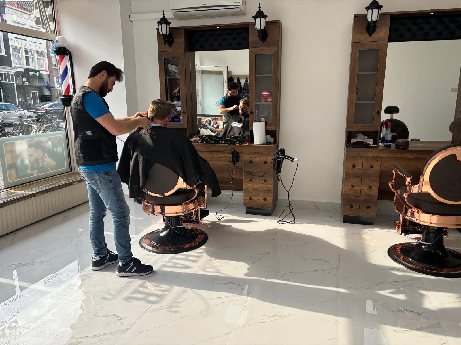 De barbier aan het werk bij zijn spiegelkast, de barbierspaal in het raam